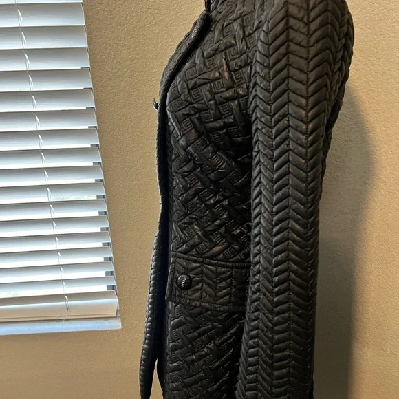 Elegant Black Women's Quilted Puffer Jacket - Picture 4 of 4